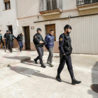 Imagen de dos de los detenidos el miércoles de la semana pasada en Castellnou de Seana. 