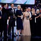 Los directores de ‘La trinchera infinita’ y las actrices Nina Hoss y Greta Fernández con sus premios.