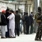 Un miembro de las fuerzas especiales afganas cerca del templo donde sucedió la matanza.