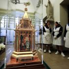 La catedral de Lleida recibió ayer las reliquias de la santa Bernadette Soubirous. 
