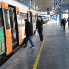 Imagen de pasajeros en la estación de tren de Lleida ciudad la semana pasada. 