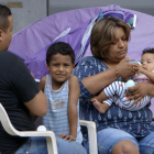 Una familia explica sus dificultades, en Badalona. 