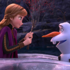 Fotograma del film de animación ‘Frozen 2’ con Anna y Olaf.