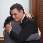 Sánchez i Iglesias van escenificar ahir amb una altra abraçada el seu acord programàtic de coalició.