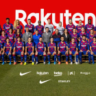 Fotografia paritària - El FC Barcelona va fer ahir la fotografia oficial de la temporada, en la qual van posar junts els jugadors i tècnics tant de la primera plantilla femenina com de la masculina. Entre els dos entrenadors, Ernesto Valverde i e ...