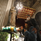 La Catedral de Lleida va acollir ahir homenatges en ‘petit comitè’ de lleidatans que van voler celebrar la festivitat de la Mare de Déu del Blau amb flors i espelmes.