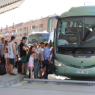 Els usuaris afectats al pujar a Mollerussa a l’autocar que anava cap a Cervera.