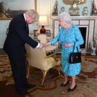 La reina Isabel II saluda el nou primer ministre, Boris Johnson, al palau de Buckingham.