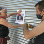 La familia de Isabel colgando carteles esta semana en la capital de la Segarra. 