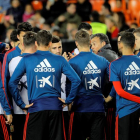 Luis Enrique charla con sus jugadores ayer en el entrenamiento.