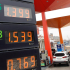 El precio de los carburantes se desploma hasta el nivel más bajo desde 2017