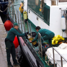 Extraen fardos de droga de un narcosubmarino hundido en Pontevedra