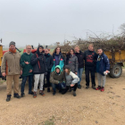 Voluntaris retiren escombraries de la séquia del canal d’Urgell a Juneda