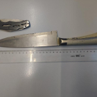 Imagen de las armas decomisadas por la Guardia Urbana, una navaja y un cuchillo de 34 centímetros. 