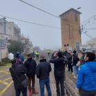 Vecinos de Térmens cortaron la vía del tren como protesta por el proyecto de los pasos elevados. 