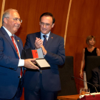 Roberto Fernández va rebre ahir la medalla Estudi General i la d’or de la CRUE.