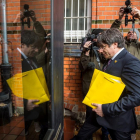 Puigdemont, ayer, en la puerta de la cárcel de Neumünster, por la que salió en libertad en abril de 2018.