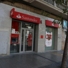 El joven amenazó a los trabajadores de esta sucursal del Banco Santander, situada en Prat de la Riba. 