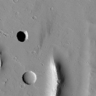 Imagen de un cráter de pozo en Marte fotografiado por el orbitador de la NASA MRO y cedida por el CAB/NASA/JPL/UArizona