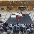 El Col·lectiu TQM, amb l’obra ‘Volov’ a la plaça de la Llotja.