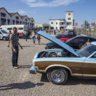 Exhibició de vehicles típics ‘americans’, ahir al McTrepat davant les naus de Cal Trepat.