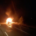 Crema un cotxe a l'A-2 a Alcarràs