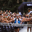 Kilian Jornet saluda a l’entrar a la meta el nombrós públic que es va citar a Bagà.