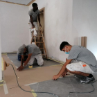 Tres de los jóvenes que participan en el taller de pintura de la Casa d’Oficis, ayer en el local de Tallada.