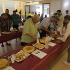 Varias personas asistieron al concurso de tortillas celebrado en el centro cívico del barrio. 