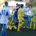 Los jugadores del Mollerussa y el Cambrils, en una acción polémica tras una falta, ayer durante el partido en el Municipal de Mollerussa.