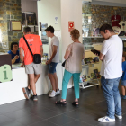 Imagen de visitantes pidiendo información en la oficina de turismo de Sort la pasada semana. 
