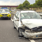 Uno de los vehículos implicados en una de las colisiones registradas ayer en la autovía en Lleida. 