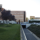 El edificio ocupará parte de la plaza (izquierda) y del parking para empleados (derecha).