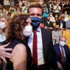 Isabel Díaz Ayuso i Pablo Casado es van saludar amb una abraçada en la trobada de València.