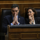 Pedro Sánchez i Carmen Calvo durant el ple del Congrés.