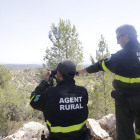 Agentes Rurales inspeccionando ayer por la tarde la zona de Llardecans. 