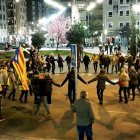Desenes de persones es van reunir ahir a la plaça Ricard Viñes per demanar la llibertat dels presos.
