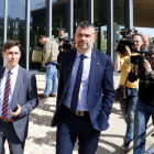 Santi Vila marxa dels jutjats d'Osca, després de declarar, acompanyat del seu advocat, el 25 d'abril de 2018.