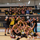 Los jugadores del Ilerdauto Nissan Pardinyes celebran el ascenso a LEB Plata.