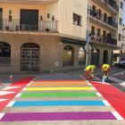Quatre passos zebra irisats en favor del col·lectiu LGBTI a Solsona