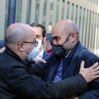 Xavier Vendrell saluda al director de comunicación de JxCat Pere Martí fuera de la Ciudad de la Justicia. 