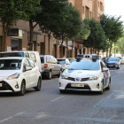 Imatge del CiviCar passant davant d’un cotxe a doble fila.