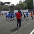 Jugadors d’un dels equips del Lleida, entrenant-se ahir amb nens del Gardeny al fons.