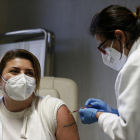 Una sanitària italiana rep una dosi de la vacuna de Pfizer, a començaments de mes a Roma.