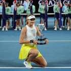 La jugadora andorrana Victoria Jiménez Kasintseva, amb el trofeu de l’Open d’Austràlia júnior.