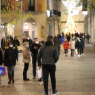 El Eix Comercial de Lleida, muy concurrido ayer por la tarde, último día de compras antes de Reyes y del confinamiento municipal. 