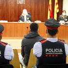 El acusado de intentar matar a la madre, sentado en el banquillo de los acusados en la Audiencia de Lleida.