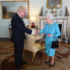 Imagen de archivo de la primera reunión de Boris Johnson con la reina Isabel II.