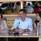 Sánchez y Calvo, junto a la también socialista Mónica Silva, ayer, en una reunión en Madrid.