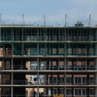 Imagen de un edificio de viviendas aún en construcción.